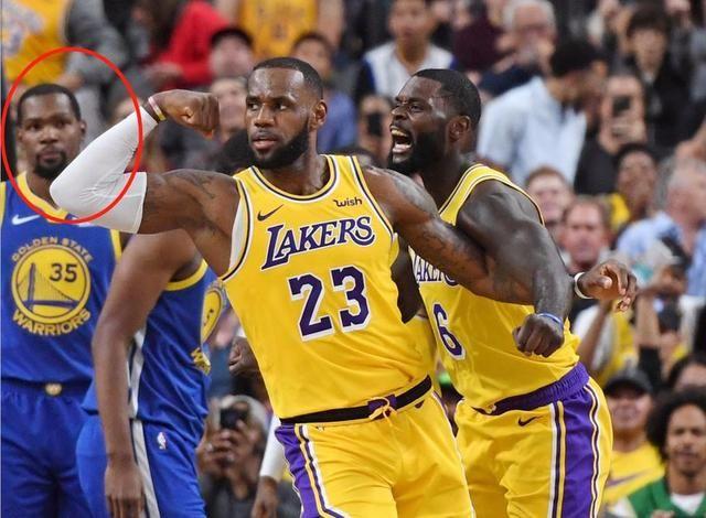 科比双手举起霸气照片（5图告诉你什么叫神仙球！科比负角度让哈登无奈，JR360度拉杆暴扣）