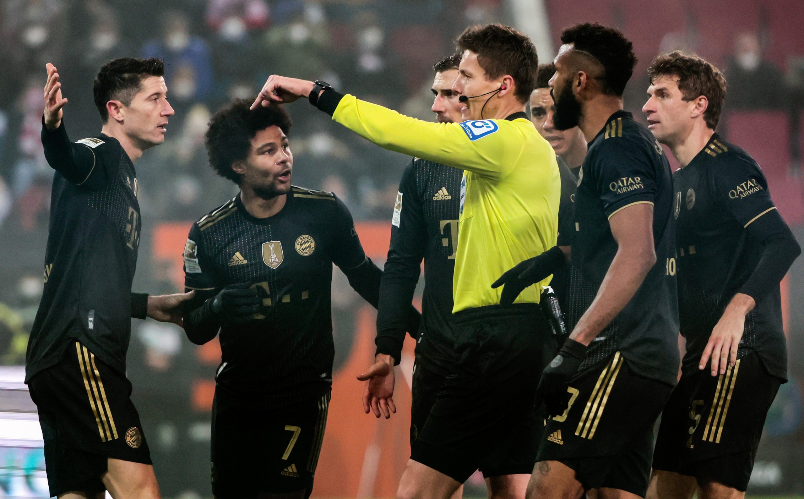 萨内庆祝胜利(足球-德甲:拜仁不敌奥格斯堡)