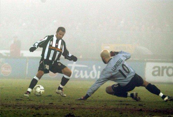 新到皇马的拉斯迪亚拉穿几号球衣(都想当核心,从后腰到门将,这些防守球员都穿过10号球衣)