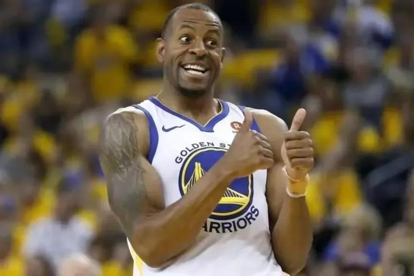 nba最搞笑的库里视频（库里的搞笑瞬间，NBA的“扣篮王”）