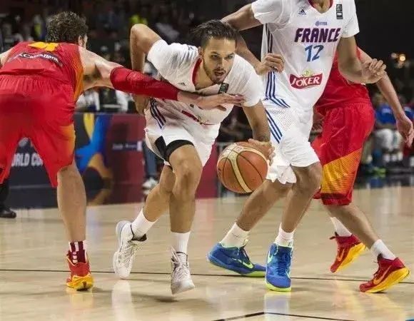 篮球怎样算阻挡犯规（所有人都会犯的低级防守错误）