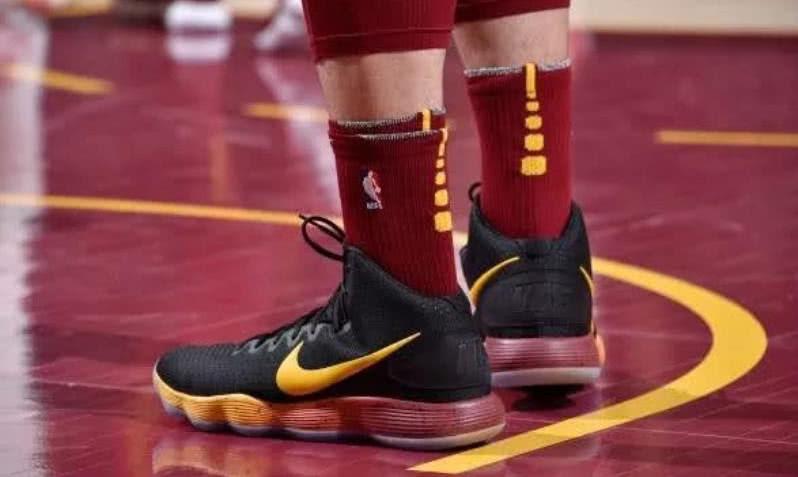 为什么nba球星穿袜子拖鞋（为何有些篮球球员要特地穿两双袜子比赛？美女啦啦队员说出大实话）