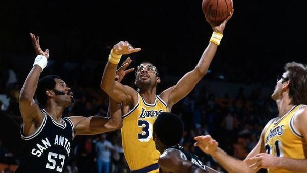 球员总有暮年时(岁月的痕迹!盘点NBA五大高龄全明星:英雄迟暮还是梦回巅峰?)