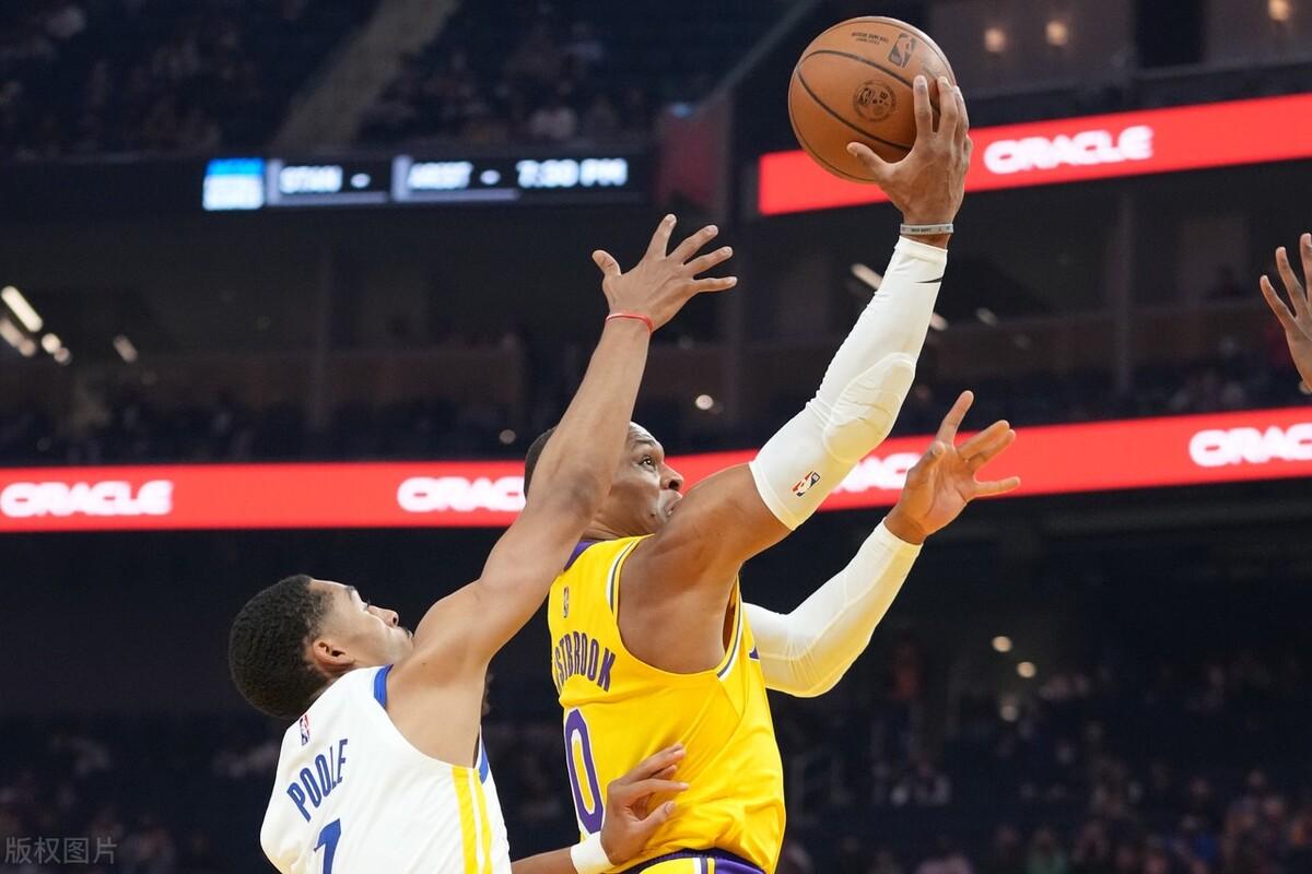 威少湖人首秀先来个助攻练练手（威少湖人首秀翻车数据惨淡，12中4的詹姆斯：季前赛还没训练重要）