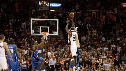 詹姆斯是伪巨星吗(詹姆斯是伪巨星,真实表现根本配不上现在的地位)