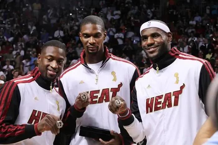 詹姆斯是伪巨星吗(詹姆斯是伪巨星,真实表现根本配不上现在的地位)