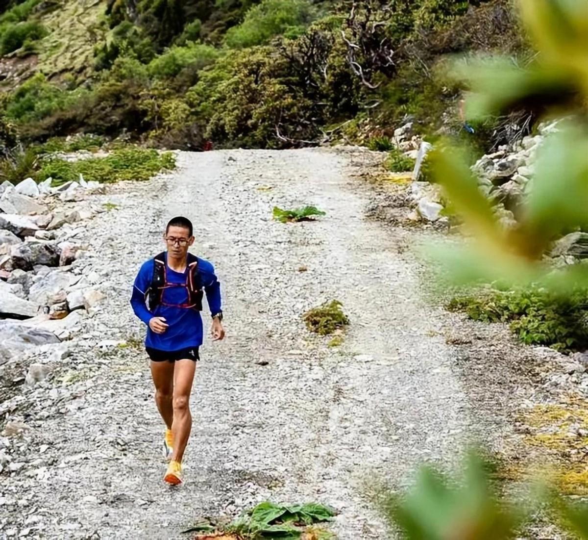 他为了冠军做出哪些牺牲（他被日本冠军称为英雄，21年却因跑马拉松遇难，2岁女儿替父领奖）