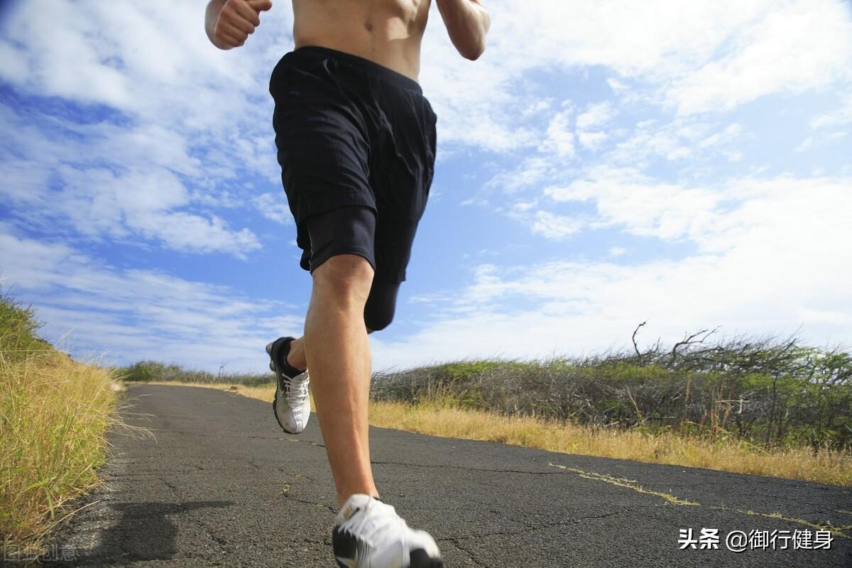 穿篮球鞋跑步怎么样(热爱跑步的人,都有哪些有趣的装备?)