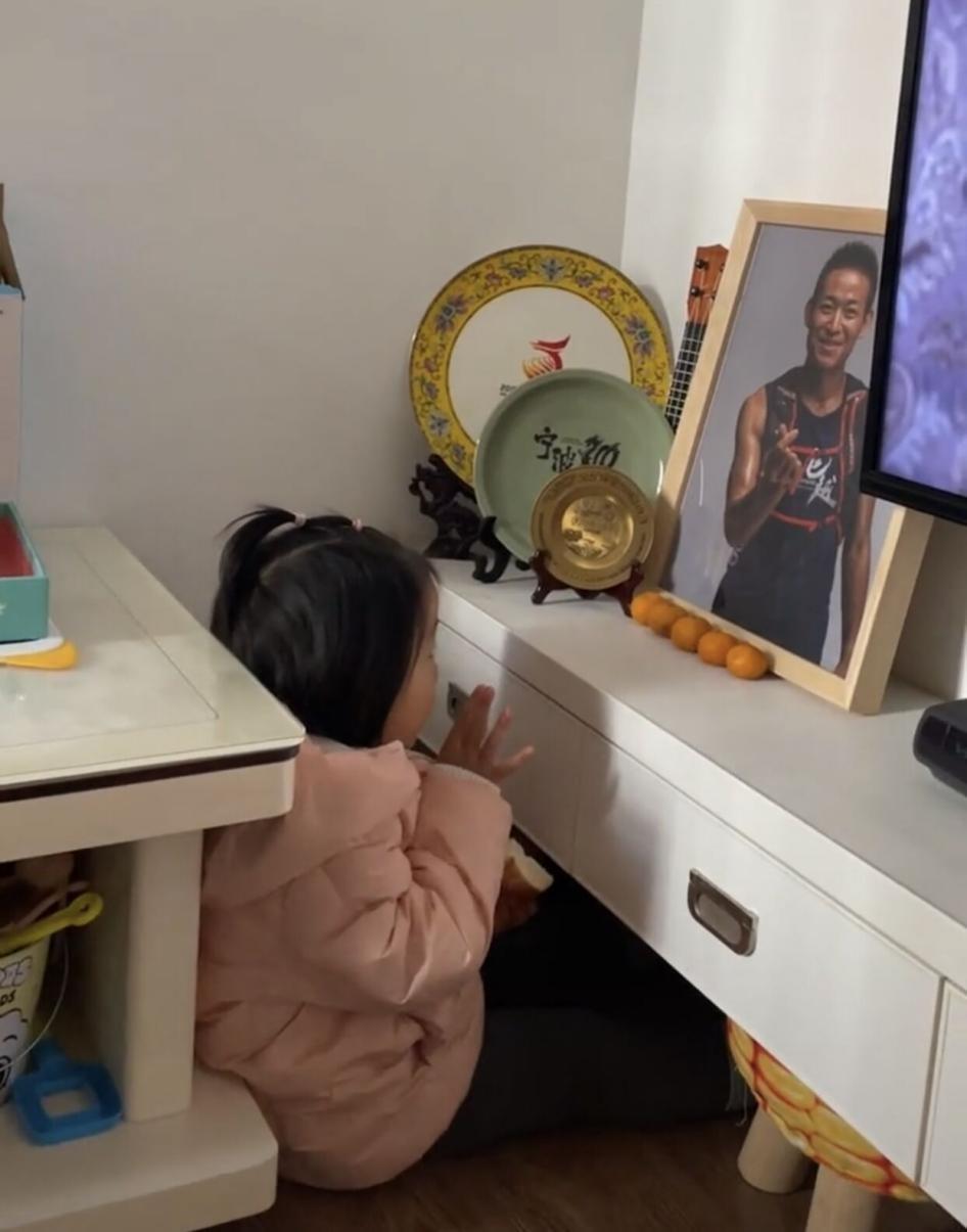 他为了冠军做出哪些牺牲（他被日本冠军称为英雄，21年却因跑马拉松遇难，2岁女儿替父领奖）