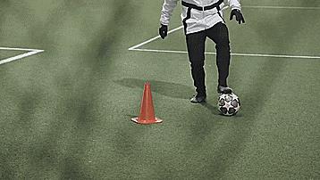 足球花式起球过人（五个花式过人技巧（不建议在实战中使用））