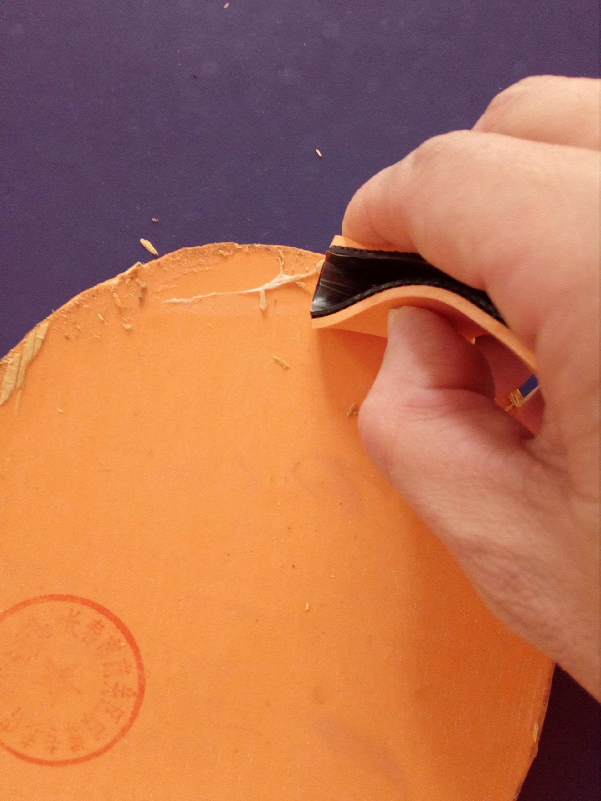 乒乓球胶皮需要除胶吗(快速清理乒乓球胶皮和底板上残留的胶水层,乒乓球爱好者的小窍门)