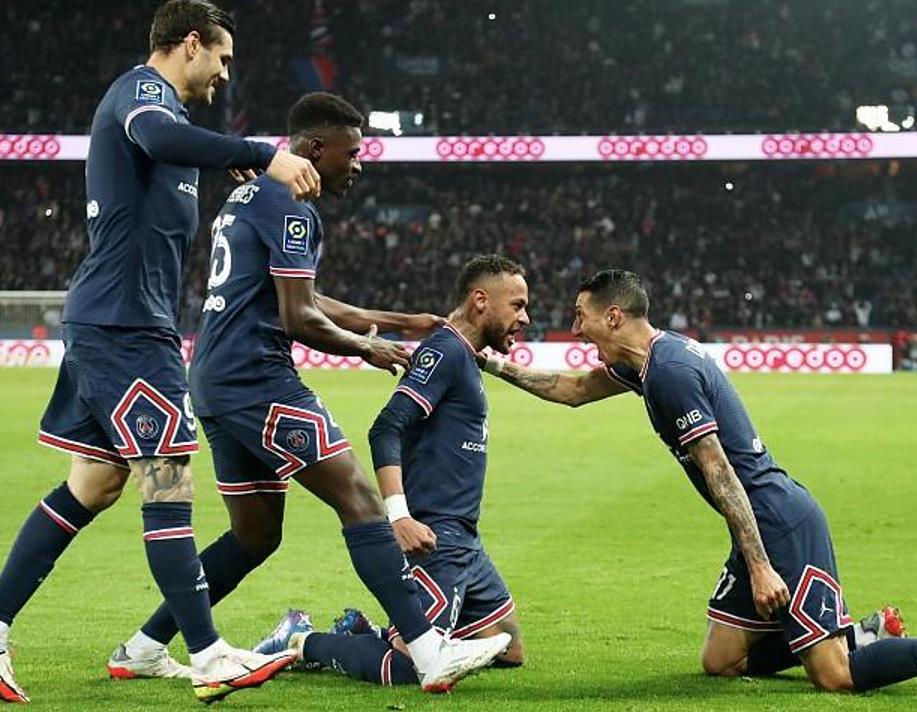 梅西内马尔鸟巢踩场(巴黎巨星被踩踏!内马尔百米冲刺为他出头,还亲身示范:这样踩的)