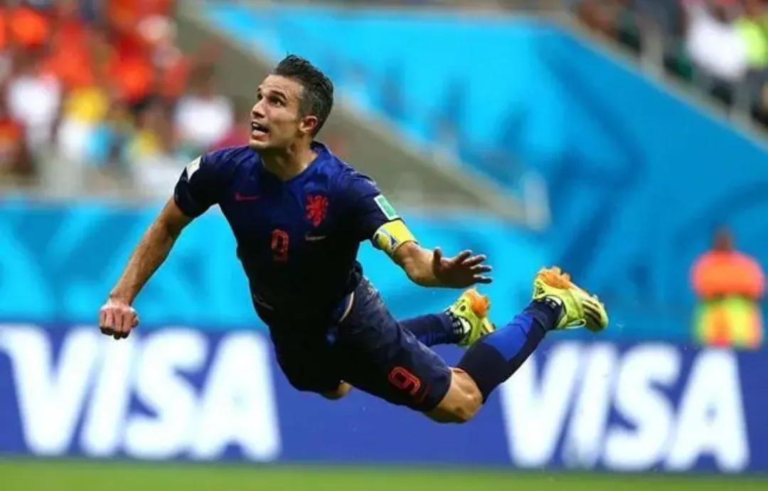 罗本2014世界杯鱼跃式头球(范佩西锦鲤鱼跃破门,罗本脚踏风火轮复仇卡西利亚斯)