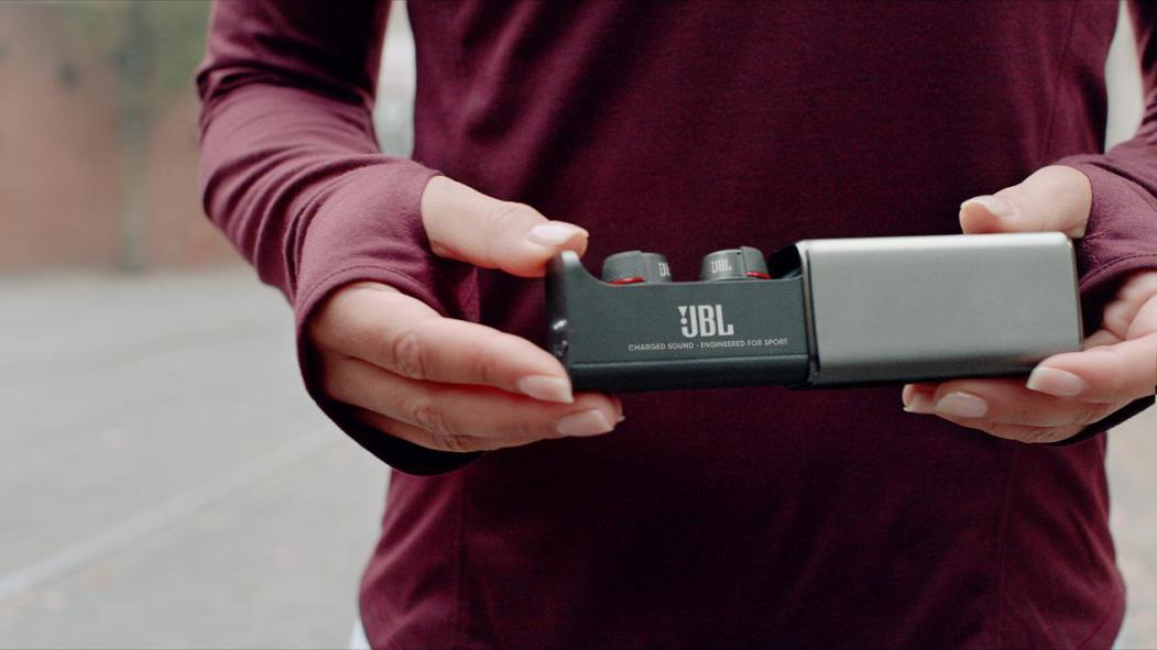 安德玛的篮球手感好吗(用过JBL耳机后,才知道在运动领域BOSE和B&O原来只是个弟弟)