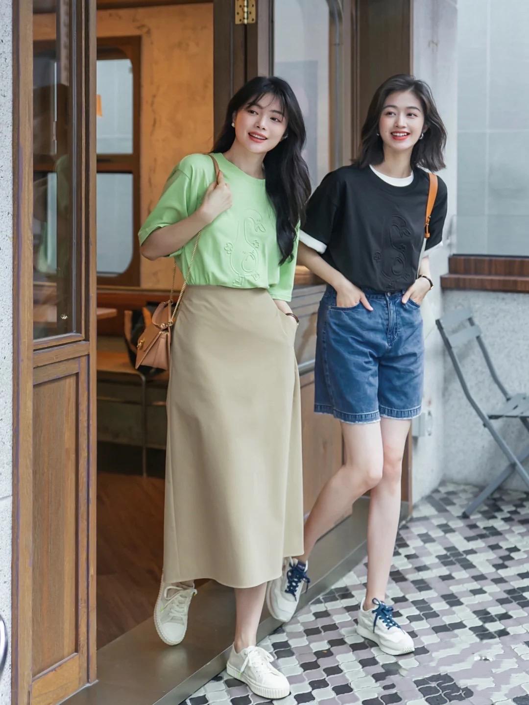 两品牌多款式混着穿（夏天怎么穿更时髦？看着两位小姐姐的穿搭就够了，精致优雅很体面）