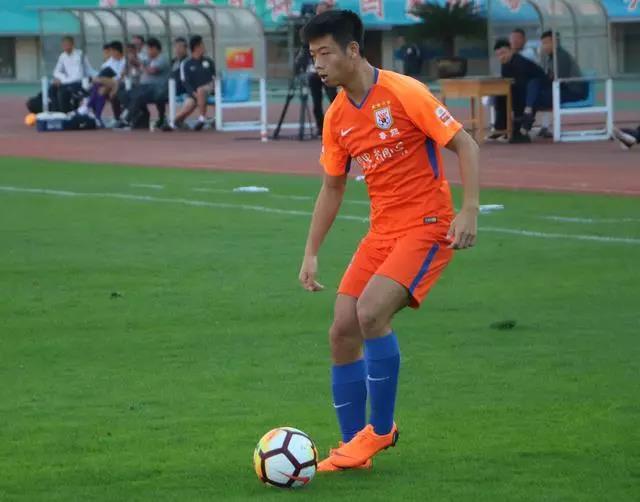 U23联赛榜首大战（U23榜首大战鲁能险胜，误判不止+黄牌7张，解说明显倾向！）