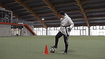 足球花式起球过人（五个花式过人技巧（不建议在实战中使用））