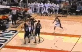 足球场上的搞笑动作（NBA赛场十大搞笑瞬间：詹姆斯左手盖自己右手，麦基给对手发球）