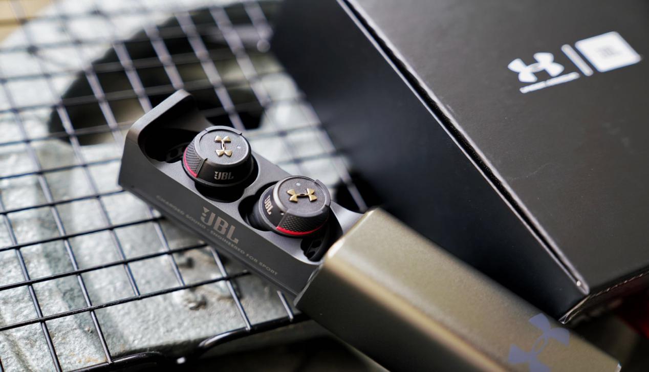 安德玛的篮球手感好吗(用过JBL耳机后,才知道在运动领域BOSE和B&O原来只是个弟弟)