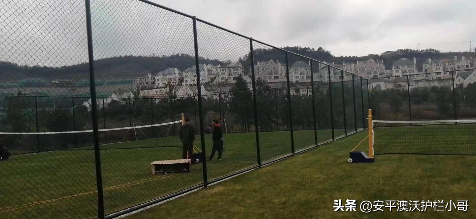 篮球网怎么快速套上(教给大家一个生活中安装篮球场护栏网的小技巧)