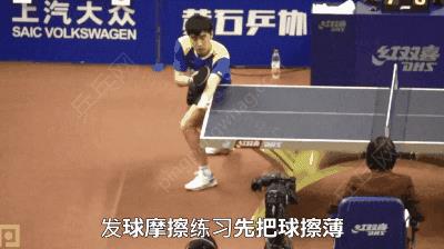 乒乓球如何摩擦球(想把球发转,挥拍摩擦球时要有这个曲度,不用上台,在家就能练)