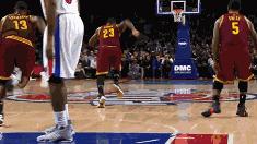 足球场上的搞笑动作（NBA赛场十大搞笑瞬间：詹姆斯左手盖自己右手，麦基给对手发球）