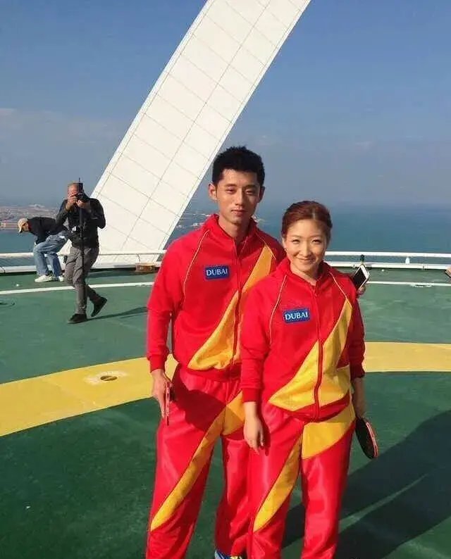 张继科看刘诗雯哪一年(张继科刘诗雯握手,眼神不敢直视,也许是他们遇见的太早……)