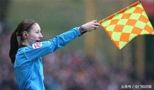 足球红黄牌是什么意思(足球场上的红、黄牌是怎么出现的?灵感竟然来源于红绿灯)