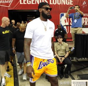 为什么nba都穿短的紧身裤（风靡一时的短裤为何在NBA消失？嘻哈风为诱因，乔丹推波助澜）-华海博客