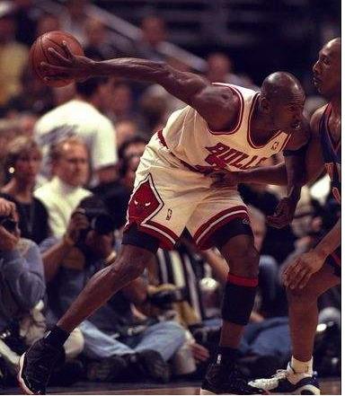 手小可以抓篮球吗（篮球在NBA这些球星手里 总是感觉小一号！张伯伦2根手指抓球）