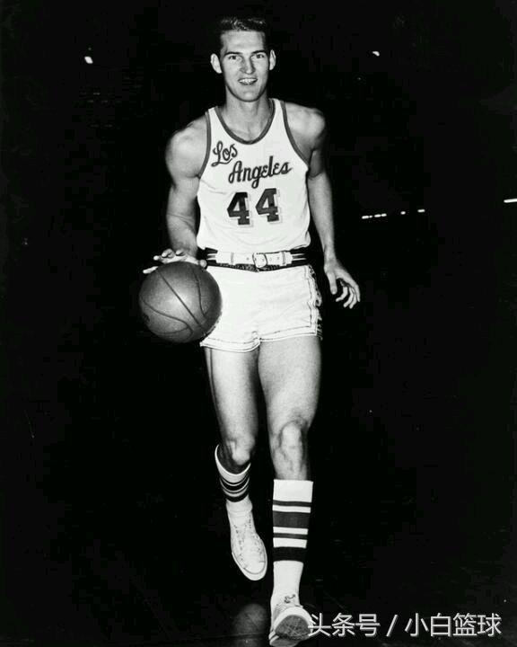 为什么nba都穿短的紧身裤(风靡一时的短裤为何在NBA消失?嘻哈风为诱因,乔丹推波助澜)