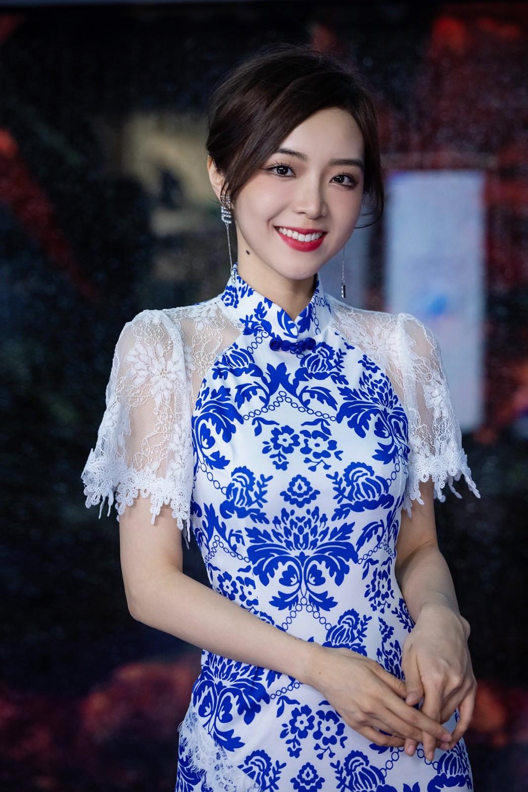 lolez皮肤高清图片（中国风拉满！LOL青花瓷系列皮肤上手体验：EZ手感、特效给好评）