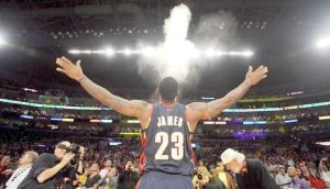 詹姆斯抛镁粉gif（詹姆斯赛前5大癖好，冲女老板“抛媚眼”，全知道才是真詹蜜！）-华海博客