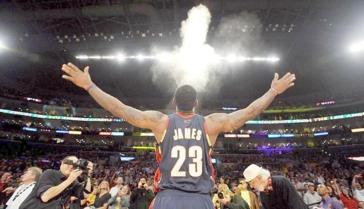 詹姆斯抛镁粉gif(詹姆斯赛前5大癖好,冲女老板“抛媚眼”,全知道才是真詹蜜!)