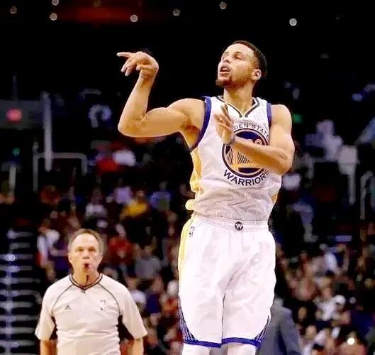 nba最搞笑的库里视频（库里的搞笑瞬间，NBA的“扣篮王”）