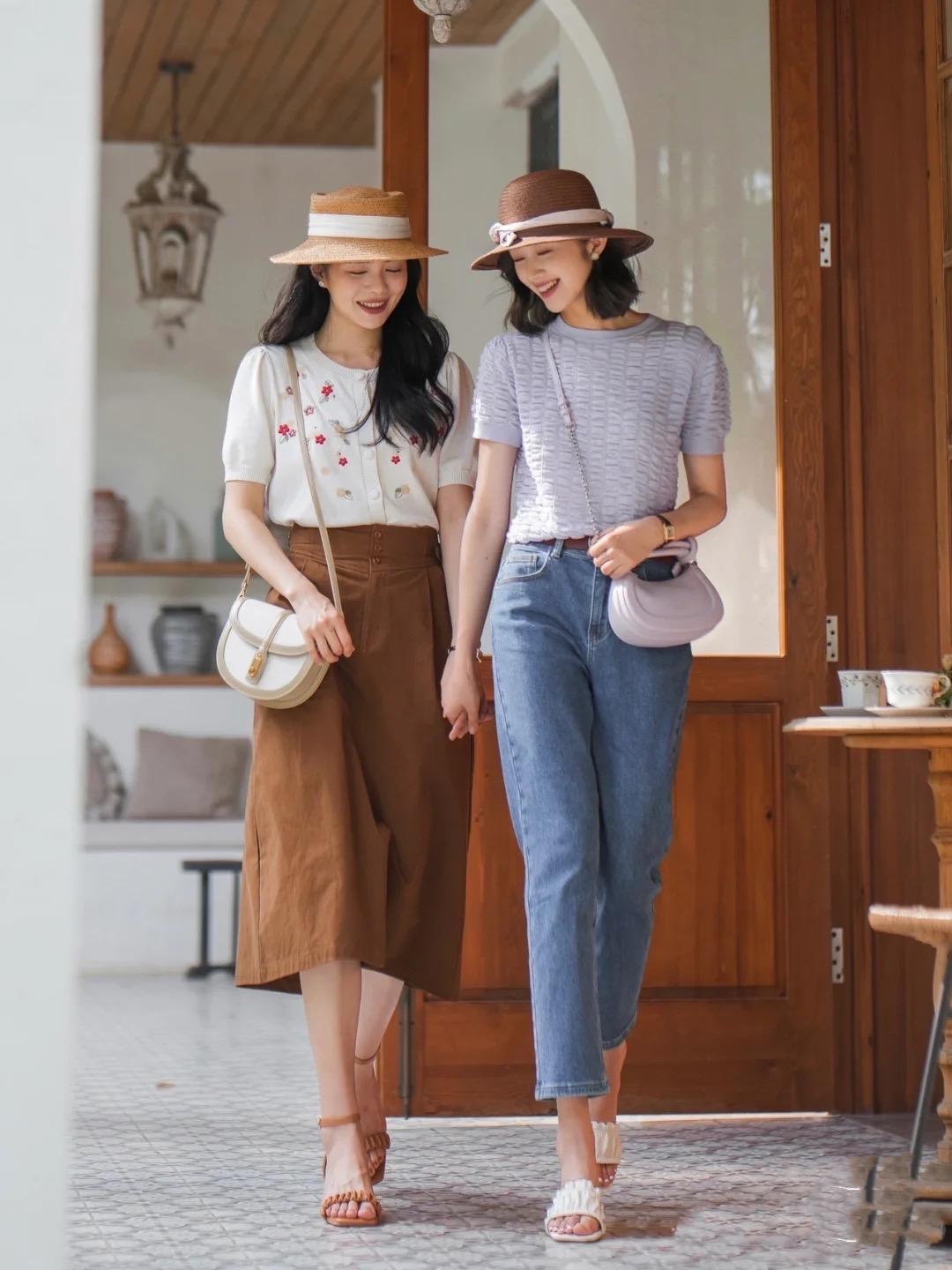 两品牌多款式混着穿（夏天怎么穿更时髦？看着两位小姐姐的穿搭就够了，精致优雅很体面）