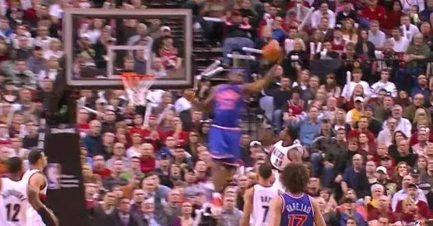 詹姆斯扣卢卡斯(詹姆斯弹跳有多逆天?惊天救球险摸篮板上沿 姚明跳球都输给他)