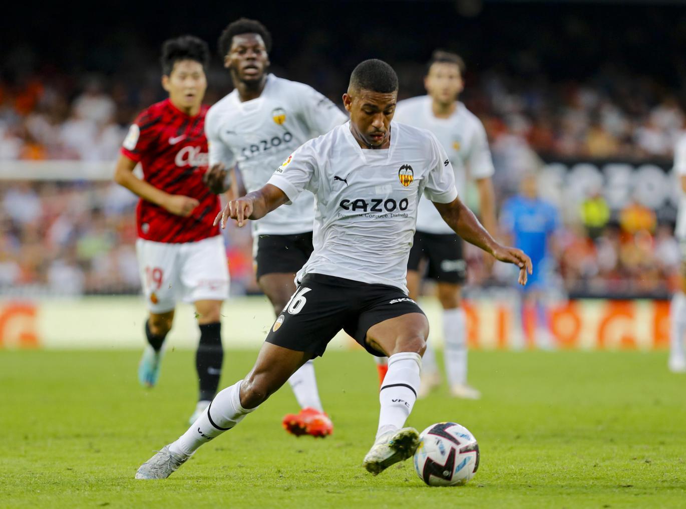 西甲马竞vs奥萨苏纳前瞻预测(西甲第13轮前瞻:巴列卡诺主场对阵皇马,塞维利亚德比重磅登场)