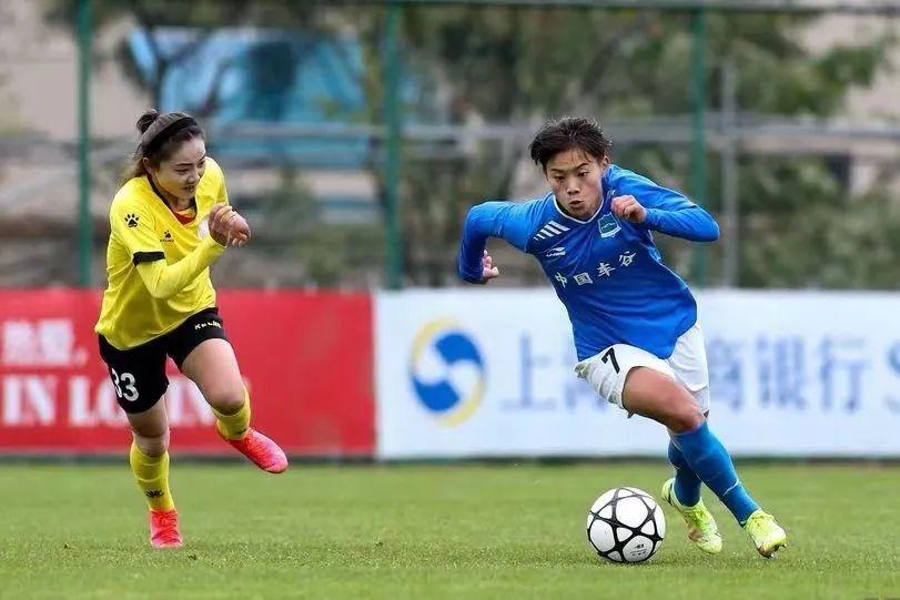 王霜站爸爸身边乖巧可爱（那个在国少队每天哭着给家里打电话的女孩，现在成了“楷模王霜”）