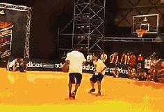 美国篮球教授中国打架(职业球员对上街球手会怎样?教授险些打架,科比完爆街球高手!)