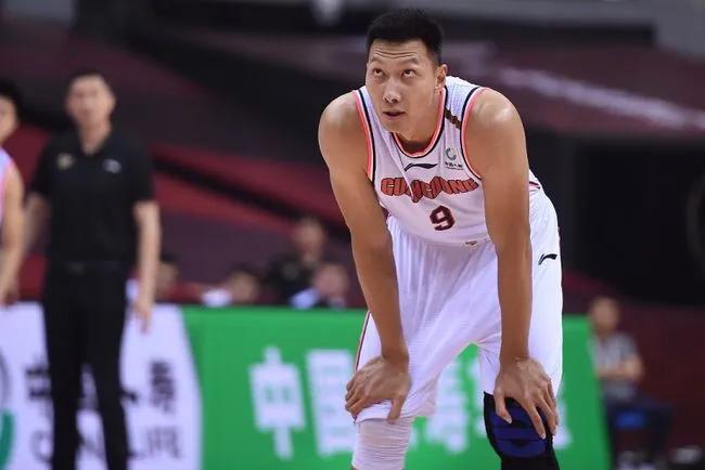 易建联年薪最高多少万（易建联正式复出！为广东效力16个赛季，他一共能拿到多少薪水？）