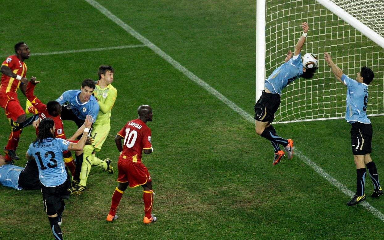 老照片之经典对决（世界杯经典老照片回顾，南美人的两次上帝之手在列）