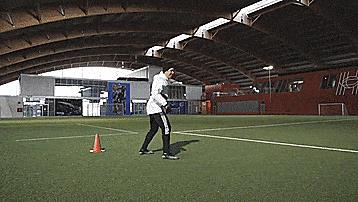 足球花式起球过人（五个花式过人技巧（不建议在实战中使用））