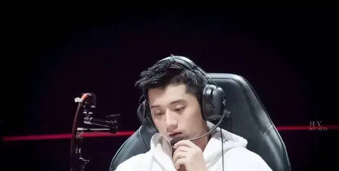 张继科看刘诗雯哪一年(张继科刘诗雯握手,眼神不敢直视,也许是他们遇见的太早……)