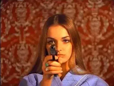 有地狱1980年由(恐怖片导演才是选美界的祖师爷!这些恐怖片女主一个比一个惊艳)