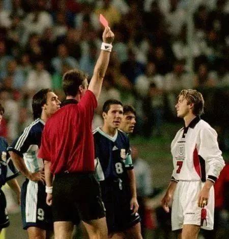 足球拿到红牌会怎么样(红牌是被罚下场?不不你错了)