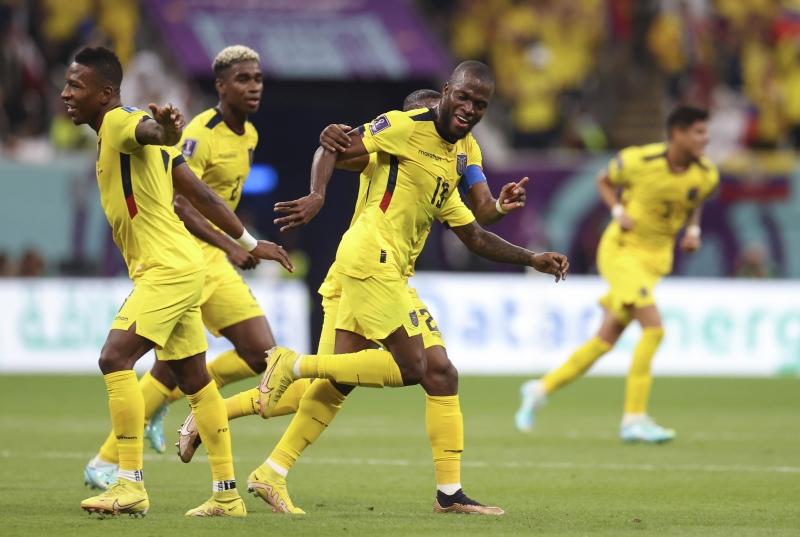 世界杯大型足球赛（盛宴开启！卡塔尔世界杯开幕 东道主首战两球完败上缴昂贵学费）