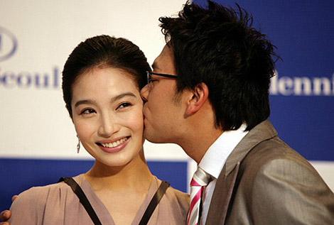 我丈夫能踢到50岁(美过宋慧乔,被丈夫砍断手指踢至流产,结婚13天离婚,45岁仍单身)