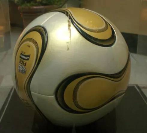 足球是什么样子（足球原来是这个样子的 向不规则的“鞠”致敬！）