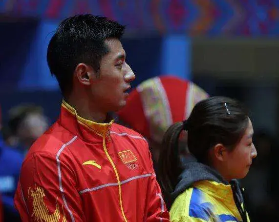 张继科看刘诗雯哪一年(张继科刘诗雯握手,眼神不敢直视,也许是他们遇见的太早……)